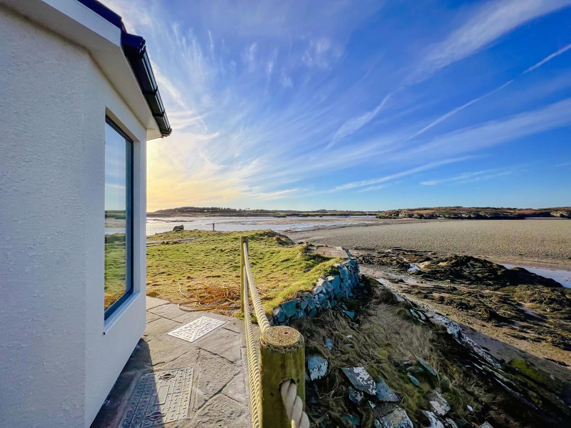 Hen Cymyran Villa Caergeiliog Bagian luar foto